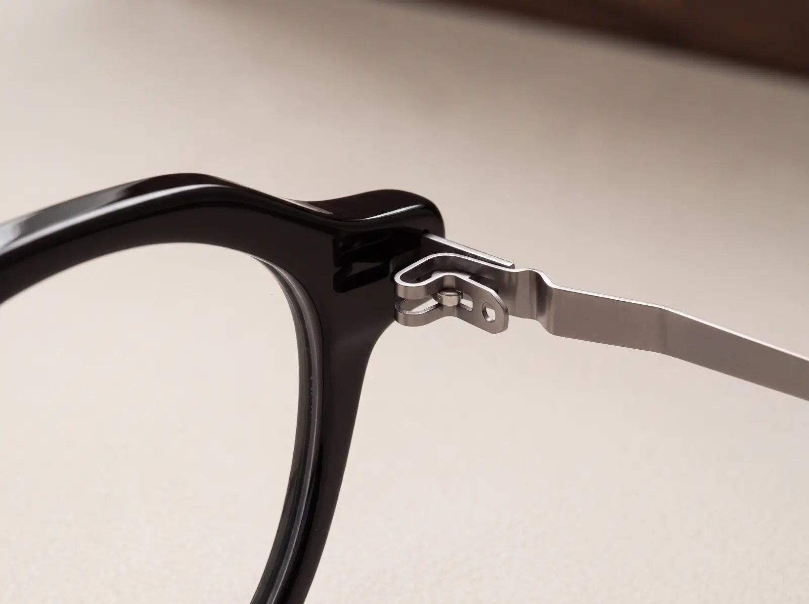 DROP Black frame detail