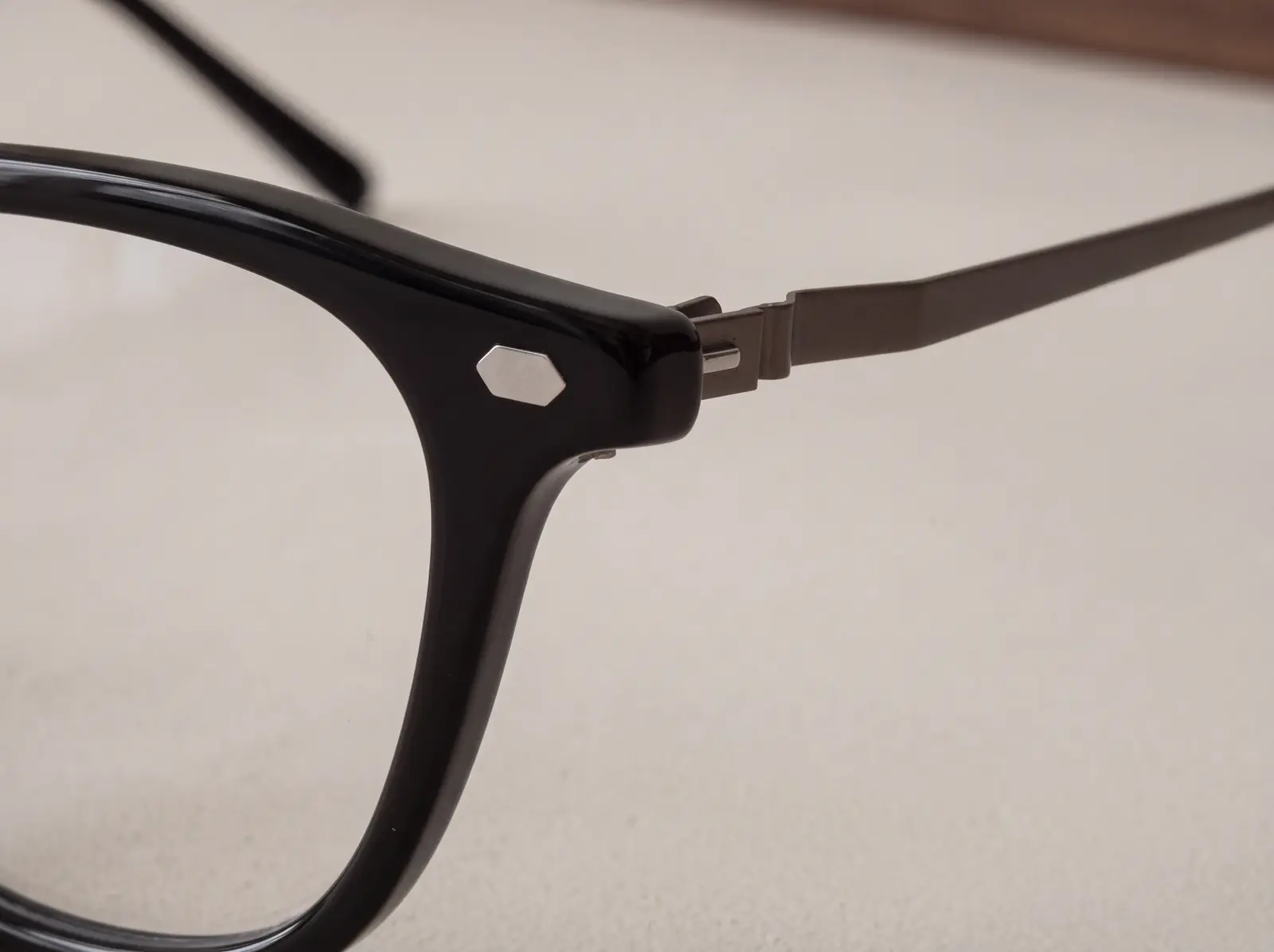 NODE Black frame detail